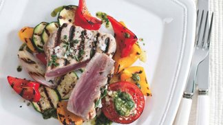 Recept: Grilovaný tuňák se zeleninou a bazalkovým pestem