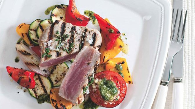 Recept: Grilovaný tuňák se zeleninou a bazalkovým pestem Recept: Grilovaný tuňák se zeleninou a bazalkovým pestem