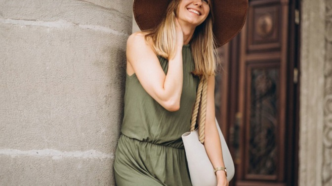 Jak během chvilky vykouzlit nadčasový outfit na léto? Vsaďte na přírodní odstíny. 
