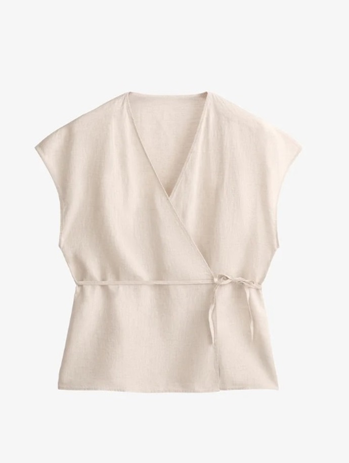 3 střihy letních topů, které ženy nad 50 milují: Zakryjí povislé paže, prodlouží krk a ubírají kilogramy