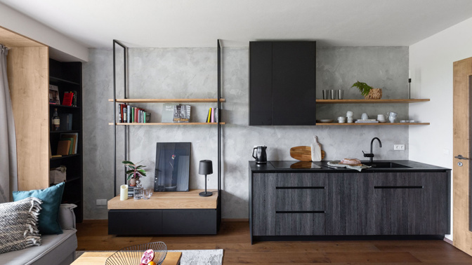 Spojit přírodu, tlumené barvy, přírodní materiály, citlivý kontrast struktur dřeva a kovu. Architektka Petra vytvořila moderní interiér horského apartmánu, kde najdete i upcyklaci starých dřevěných desek přímo z okolí apartmánu. Nechte se unést výhledy na okolní kopce divoké Šumavy.
