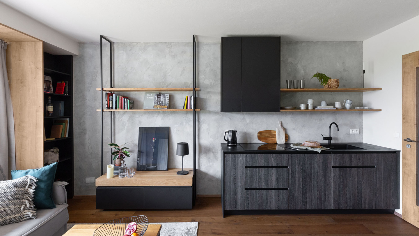 Spojit přírodu, tlumené barvy, přírodní materiály, citlivý kontrast struktur dřeva a kovu. Architektka Petra vytvořila moderní interiér horského apartmánu, kde najdete i upcyklaci starých dřevěných desek přímo z okolí apartmánu. Nechte se unést výhledy na okolní kopce divoké Šumavy.
