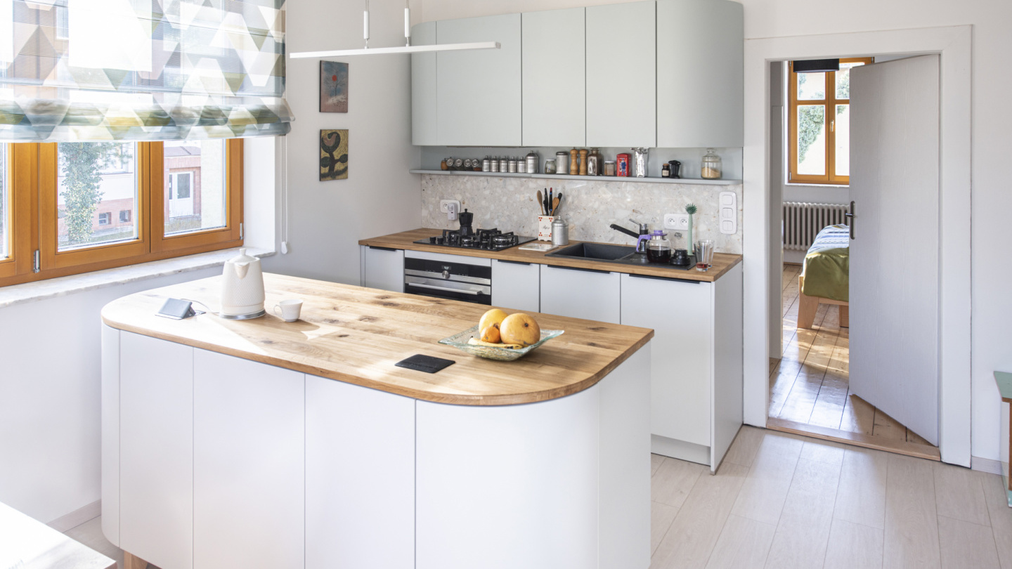 Bydlení Martiny už potřebovalo výraznou změnu. Požádala proto designéry z ateliéru Hezkey, aby jí pomohli s kuchyní propojenou s jídelnou, ložnicí a šatnou. To vše v retro stylu tak, aby byl výsledek harmonický.