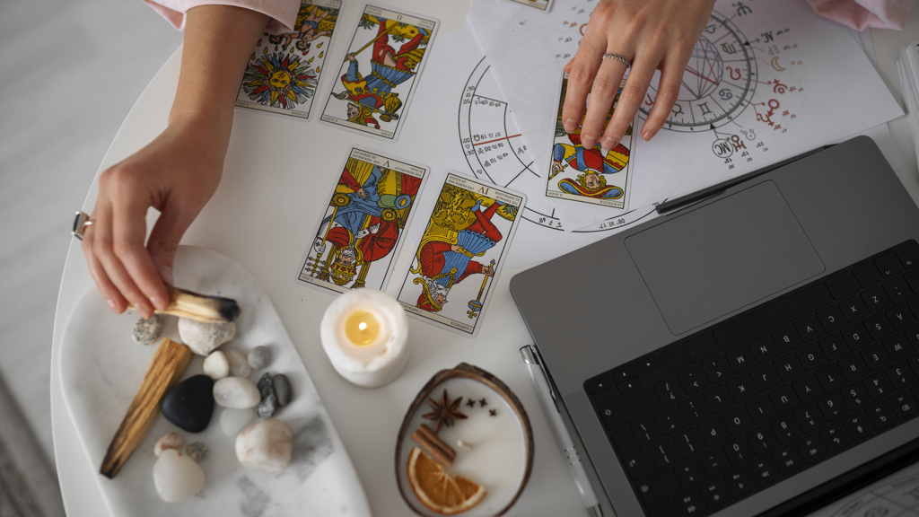 astroložka vykládá karty