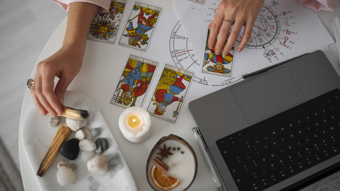 astroložka vykládá karty