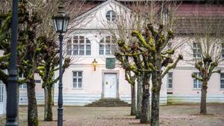 Klasicistní dvoupatrová budova z roku 1791 v Karlových Varech hledá nového majitele: Nadchne milovníky architektury, historie i piva
