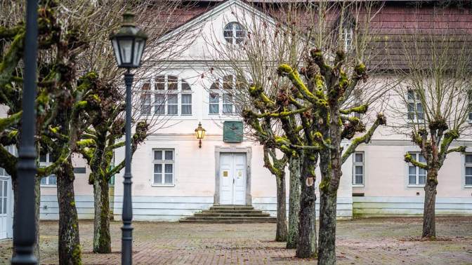 Klasicistní dvoupatrová budova z roku 1791 v Karlových Varech hledá nového majitele: Nadchne milovníky architektury, historie i piva
