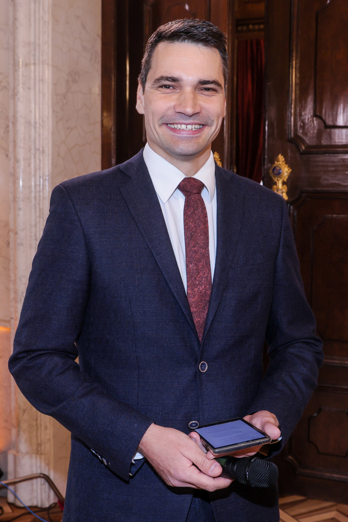 Daniel Stach je miláček diváků České televize také díky jeho gentlemanskému vystupování. 