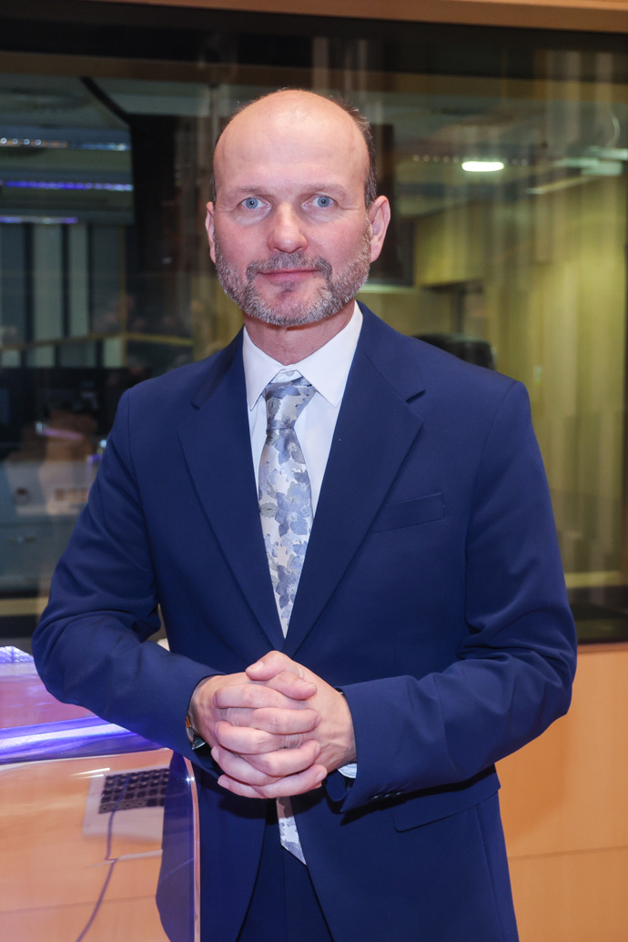 Dalibor Gondík kompenzuje holou hlavu svými vousy. 