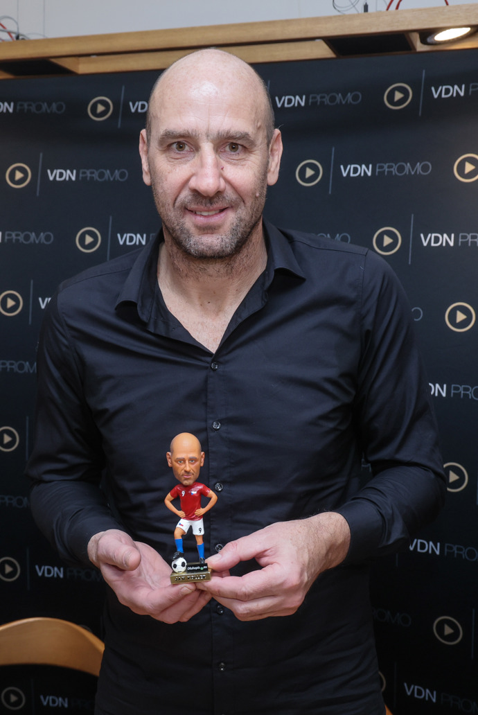 Jan Koller je fotbalovou legendou bez ohledu na to, zda vlasy má, nebo nemá. 
