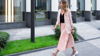 Žena v trendy teniskách a sukni