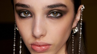 Dvacet let staré líčení je zpět: Trendy rozmazaný make-up vás bude bavit