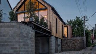 Dům bez zahrady na venkově: Architekti z miniaturní parcely vytěžili víc, než by kdo čekal