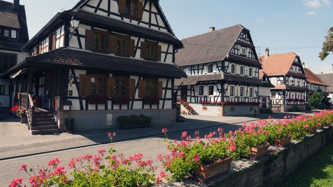 Pravá romantika! Francouzská vesnice roku si vás získá architekturou i květinovou výzdobou