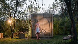 Netradiční sauna uprostřed brněnské zahrady je postavena z palet, ovčí vlny a dalších recyklovaných pokladů. Tvůrci z týmu ika.architekti přidali svůj osobní rukopis, a výsledkem je relaxační místo plné příběhů.
Netradiční sauna uprostřed brněnské zahrady je postavena z palet, ovčí vlny a dalších recyklovaných pokladů. Tvůrci z týmu ika.architekti přidali svůj osobní rukopis, a výsledkem je relaxační místo plné příběhů.
