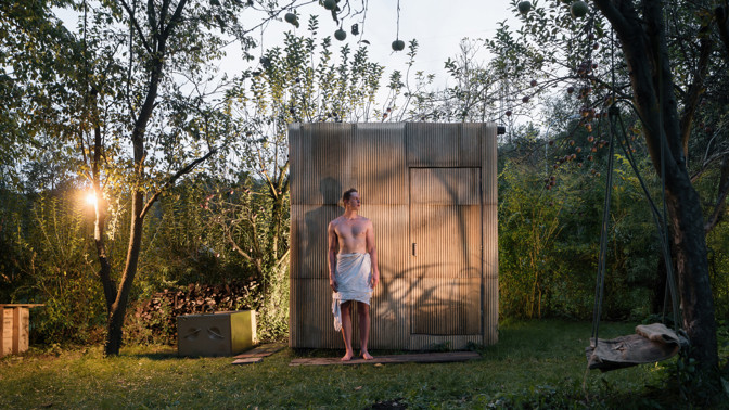 Netradiční sauna uprostřed brněnské zahrady je postavena z palet, ovčí vlny a dalších recyklovaných pokladů. Tvůrci z týmu ika.architekti přidali svůj osobní rukopis, a výsledkem je relaxační místo plné příběhů.
