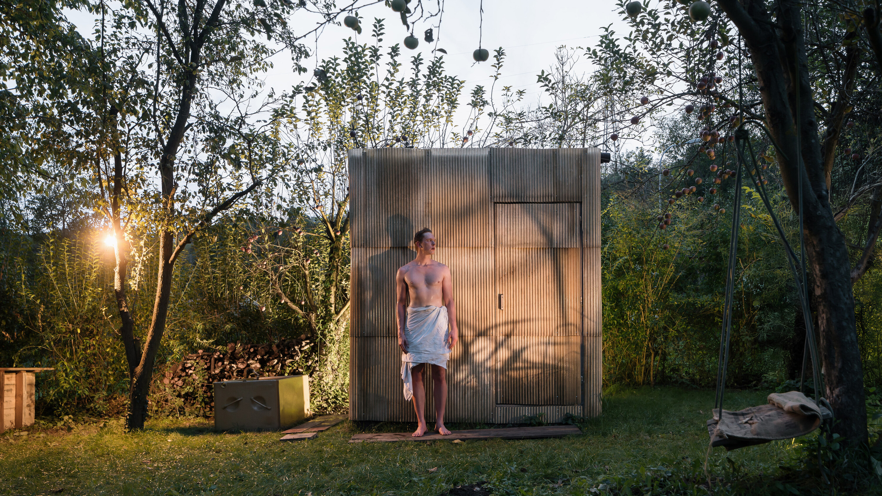 Netradiční sauna uprostřed brněnské zahrady je postavena z palet, ovčí vlny a dalších recyklovaných pokladů. Tvůrci z týmu ika.architekti přidali svůj osobní rukopis, a výsledkem je relaxační místo plné příběhů.
