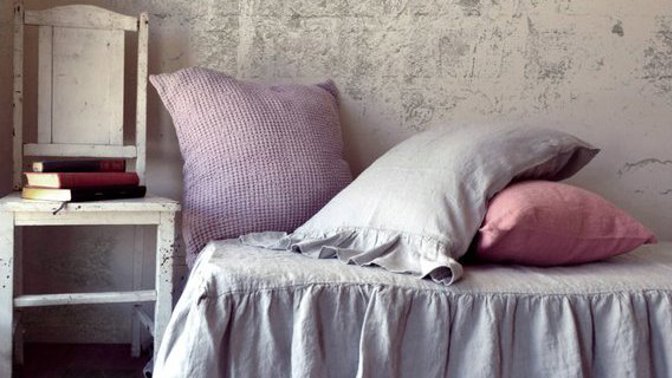 S kanýrem jako přehoz, sepraný len, House of Baltic Linen, 120.72 €, koupíte na Etsy
