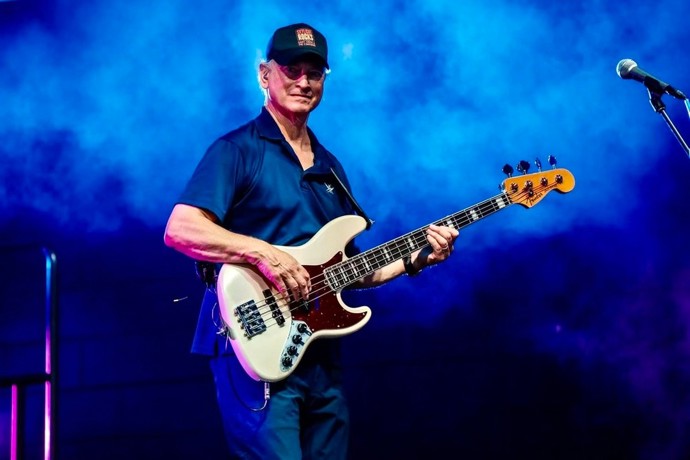 Gary Sinise má také blízko k hudbě.