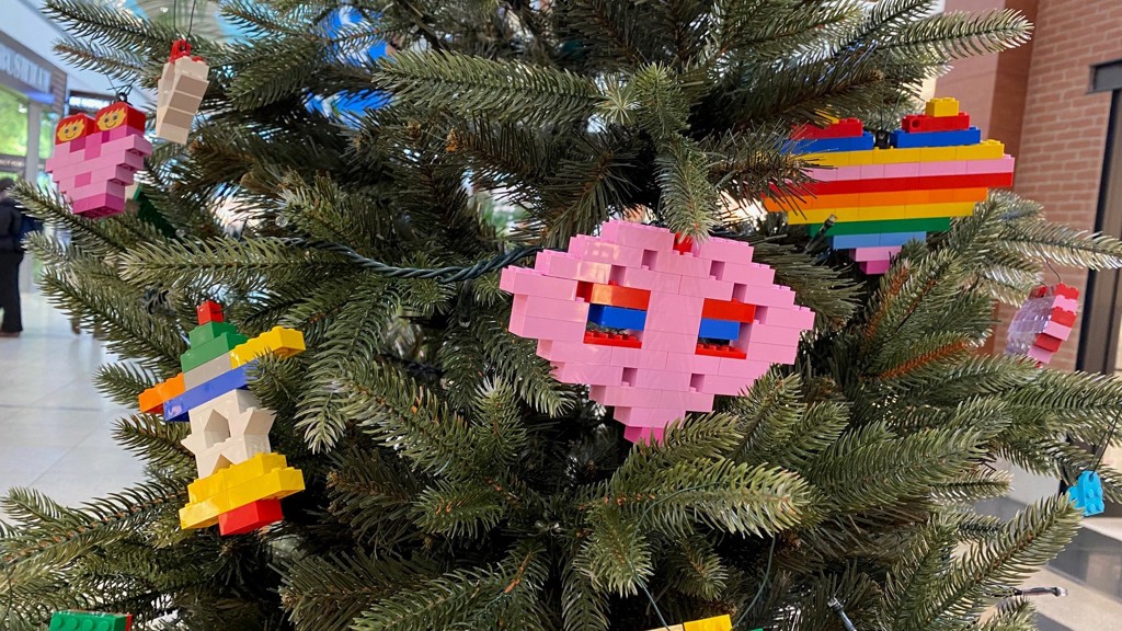 Pomáhejte hravě: Přijďte ozdobit vánoční strom LEGO® do OC Letňany Pomáhejte hravě: Přijďte ozdobit vánoční strom LEGO® do OC Letňany