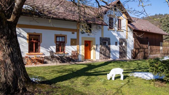 Dům stojí v Podještědí už od roku 1922. Při rekonstrukci se zachovaly původní kamenné základy i některé trámové prvky.
Dům stojí v Podještědí už od roku 1922. Při rekonstrukci se zachovaly původní kamenné základy i některé trámové prvky.