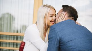 Muž a žena flirtují