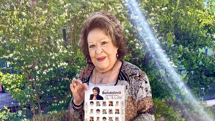 Jiřina Bohdalová se známkami.