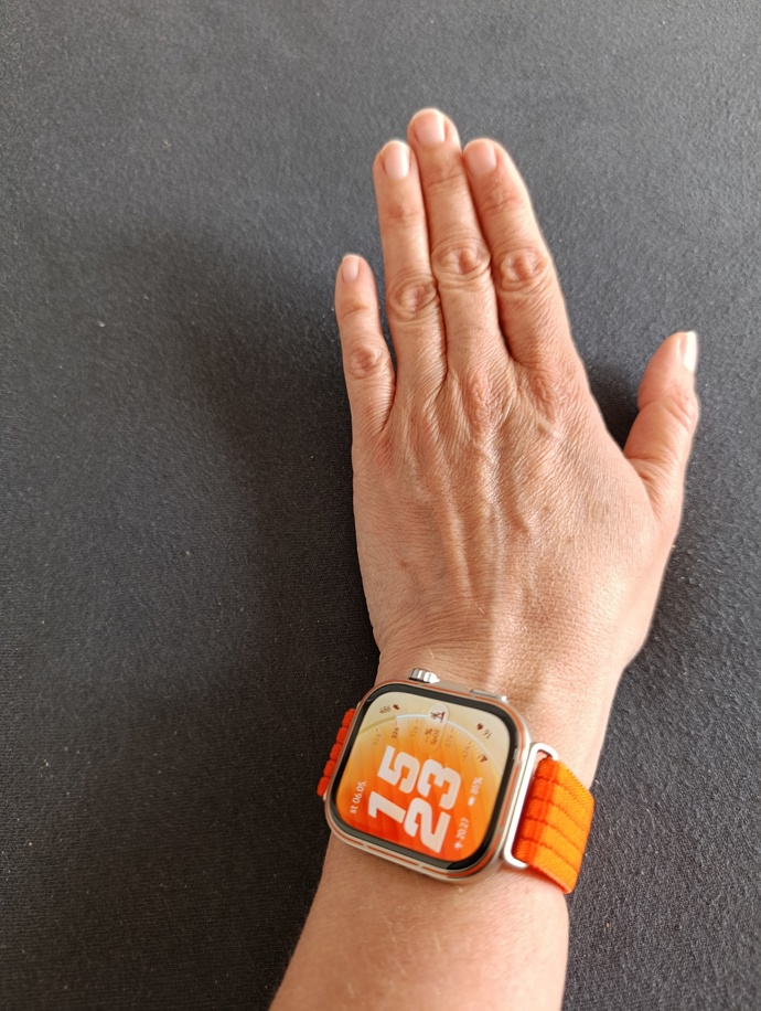 Na ruce sedí hodinky Huawei Watch Fit 5 Pro díky pásku na suchý zip naprosto dokonale. A co víc, ruka nemá tendenci se pod páskem potit, jak je tomu občas v případě silikonových "kolegů".