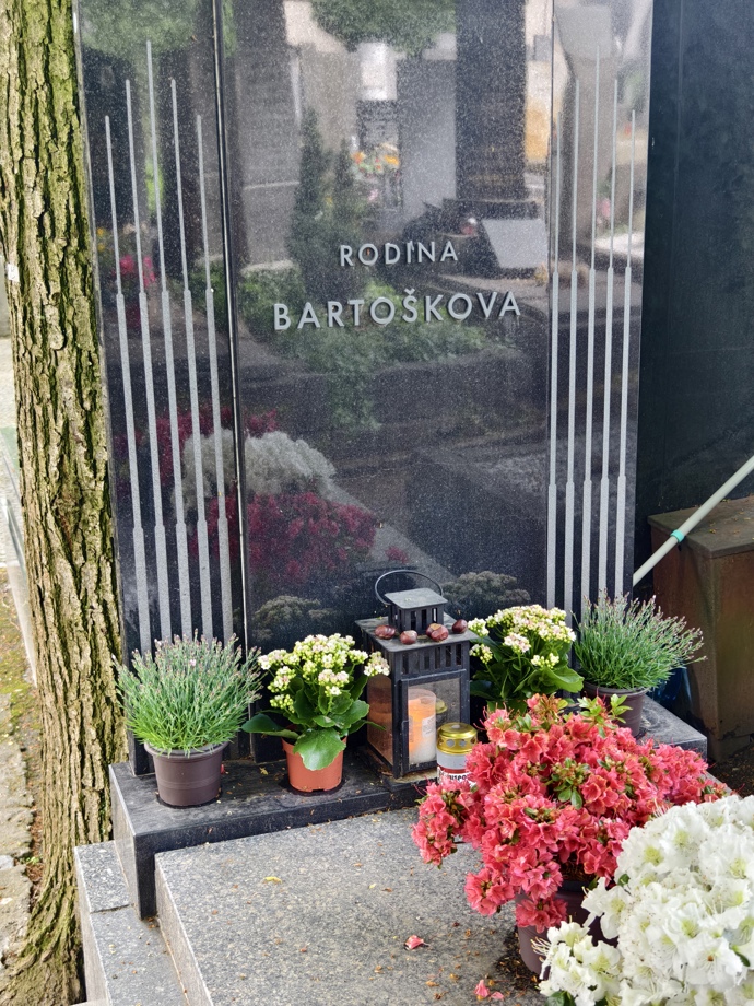 Hrob Jiřího Bartošky. 