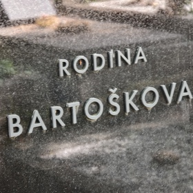 Hrob Jiřího Bartošky. 