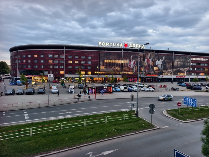 Fotbalový stadion Eden je pro fanoušky zatím uzavřen.