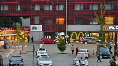 FOTO: Před stadionem stojí fanoušci.