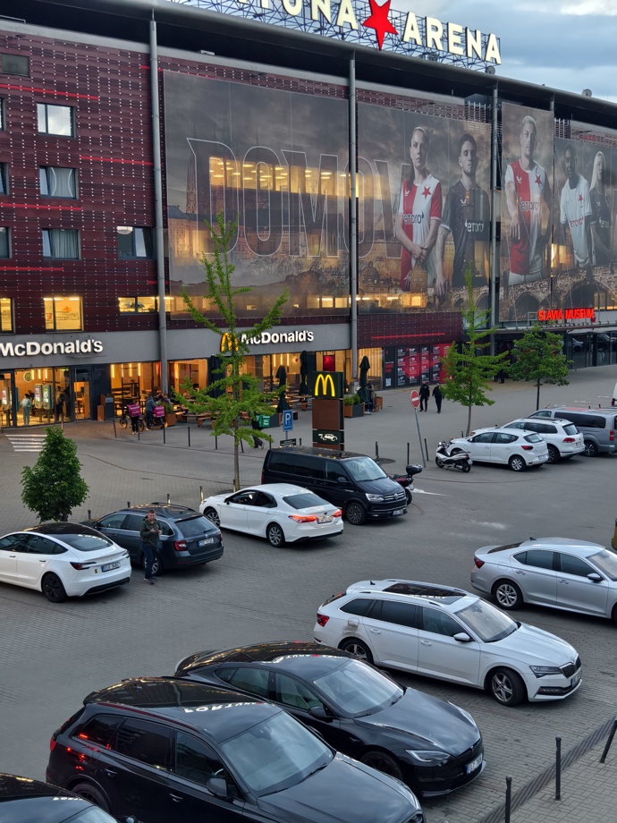 Fanoušci fandí venku.