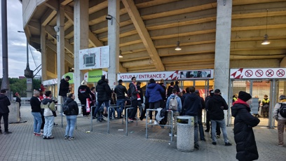 FOTO: Fanoušci před stadionem improvizovali.