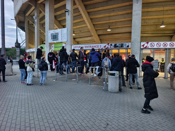 Fanoušci před stadionem improvizovali. 