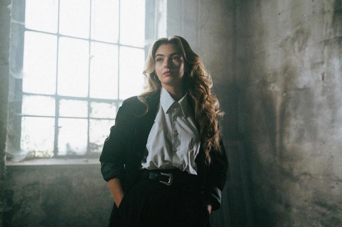Mladá zpěvačka Nelly Řehořová vydává své debutové album s názvem Lovestories.