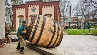 Údržba pivovarských ležáckých sudů v plzeňském Prazdroji
