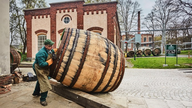 Údržba pivovarských ležáckých sudů v plzeňském Prazdroji
