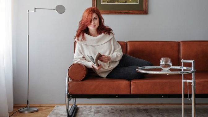 Eva miluje jednoduchost funkcionalismu, ale srdcem jí vládne jemnost a elegance: Bydlení, které vypráví nejeden příběh