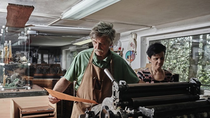 Lubomír a Miroslava Krupkovi ve své tiskařské dílně
