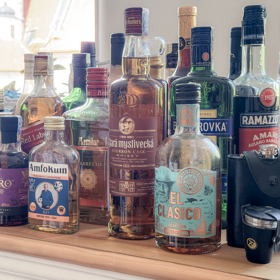 Na minibaru například nechybí dostatečná zásoba lahví s alkoholem, které zpěvák dostal od kamarádů.