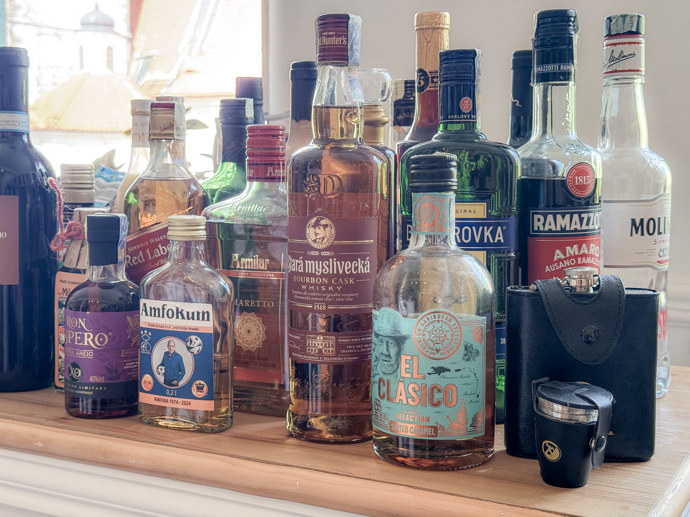Na minibaru například nechybí dostatečná zásoba lahví s alkoholem, které zpěvák dostal od kamarádů.