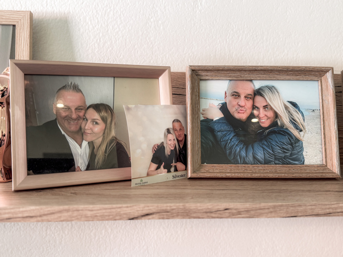 Obývák zdobí také společné fotografie majitelů bytu.