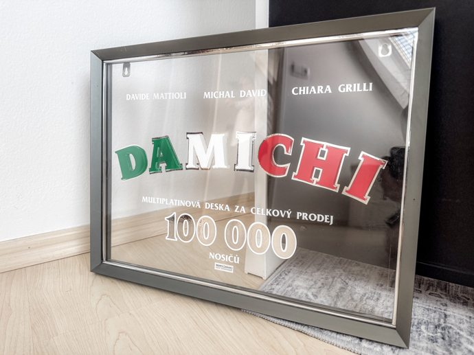 Pokochat se tu můžete také multiplatinovou deskou, kterou umělec získal v triu DaMiChi s Michalem Davidem a Chiarou Grilli.