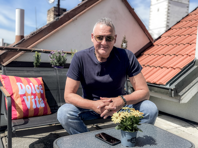 Davide Mattioli ví, co znamená dolce vita. Pomáhá mu k němu i rozlehlá terasa.