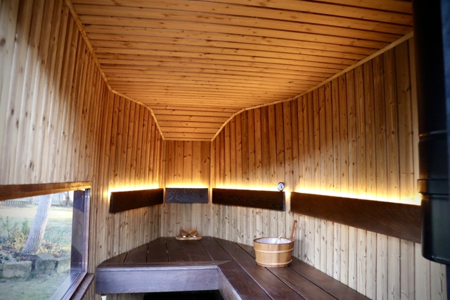 Sauna z přívěsu pro koně: Netradiční mobilní wellness přijede až k vám na zahradu Sauna z přívěsu pro koně: Netradiční mobilní wellness přijede až k vám na zahradu