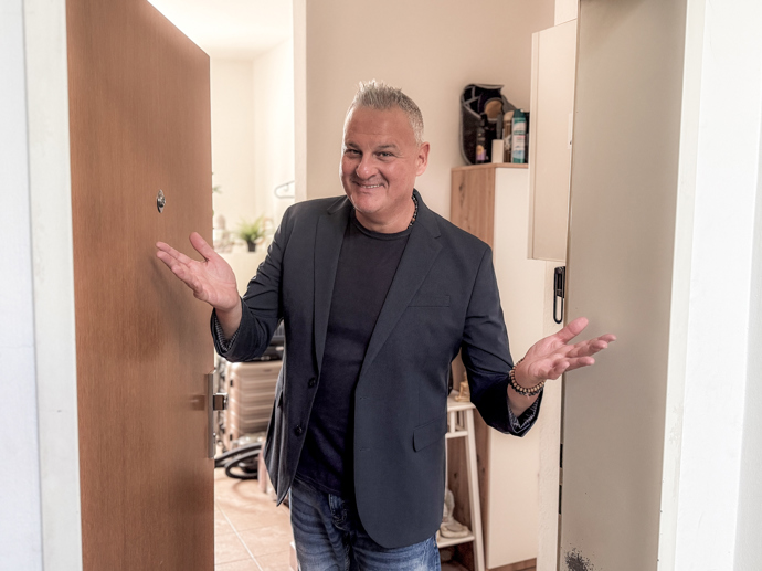 Zpěvák Davide Mattioli nám ukázal svůj písecký mezonet, který sdílí s partnerkou Olinkou.