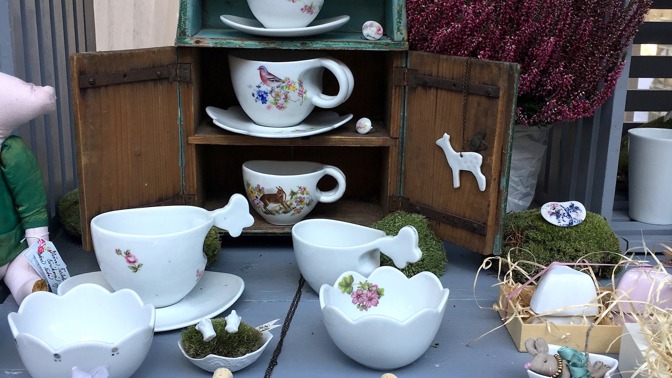 Designérka Kateřina Jiroutová je romantická duše. Dělá krásné porcelánové brože a náušnice a originální hrnky s lesními motivy. Více na Katydesign.cz
