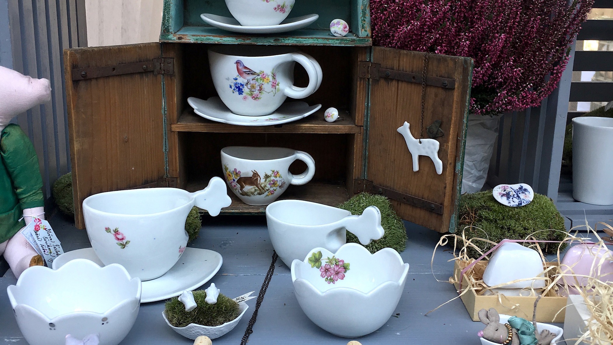 Designérka Kateřina Jiroutová je romantická duše. Dělá krásné porcelánové brože a náušnice a originální hrnky s lesními motivy. Více na Katydesign.cz