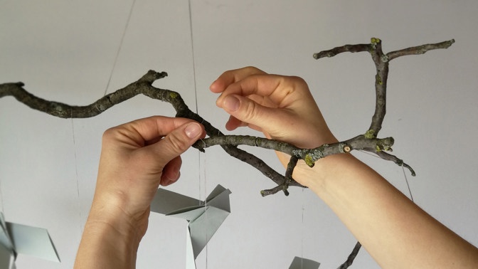 Holky z www.mamacrafting.cz, které dodávají kreativní sady, pro vás připravily jednoduchý způsob, jak si vyrobit elegantní dekoraci do obýváku nebo ložnice.
